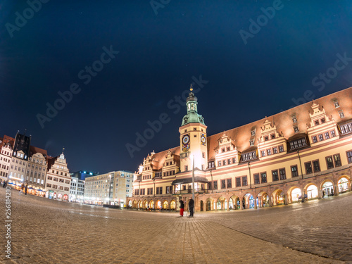 Altes Rathaus Leipzig mit Marktplatz bei Nacht