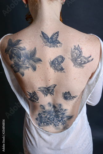 rothaarige frau sexy rücken tätowiert tattoo Stock-Foto | Adobe Stock
