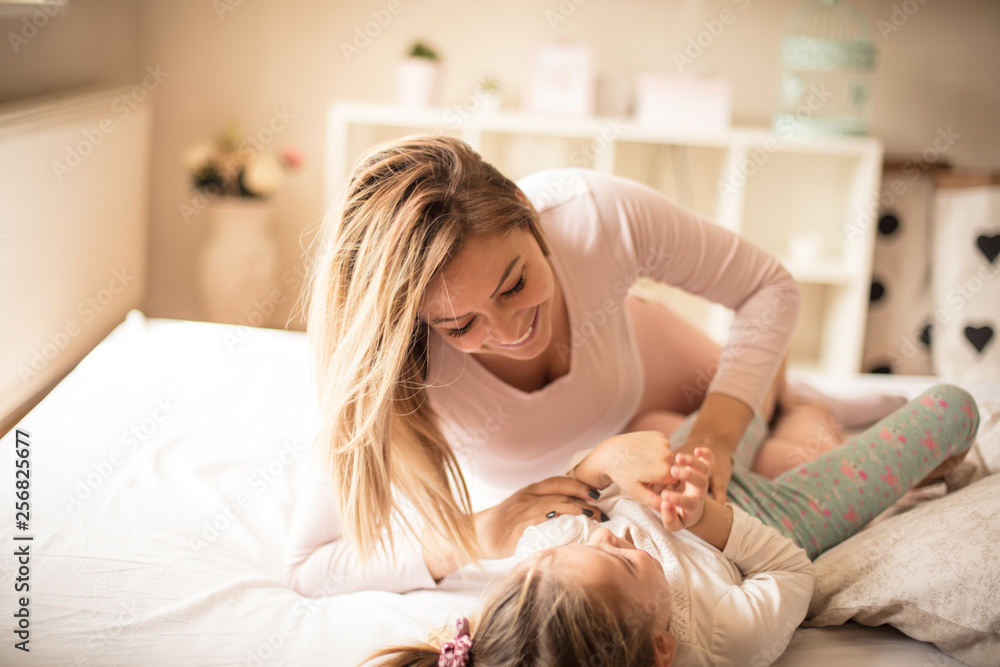 Ταπετσαρία I am a monster who tickling little children.