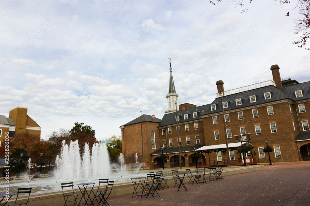 Obraz premium Vista of the southern facade of Alexandria City Hall & Market Square, Old Town Alexandria, Virginia