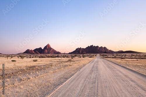 Droga w kierunku Spitzkoppe, Namibia.