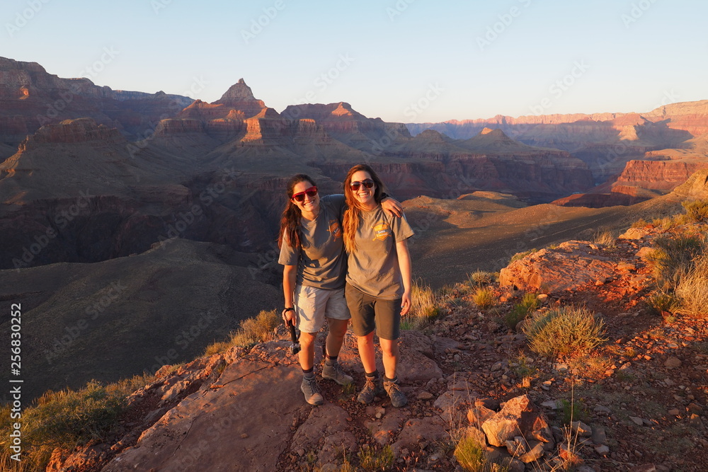 Φωτογραφία Two young women enjoying the sunset on the northwestern tip of Horseshoe Mesa in Grand Canyon National Park, Arizona