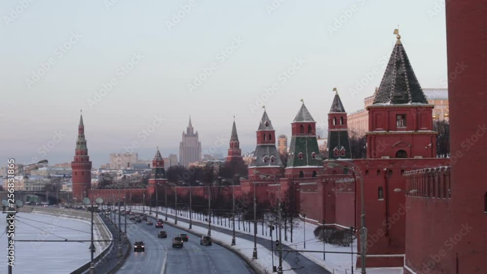 View of the Moscow Kremlin. Freezing day. Winter Moscow. Kremlin Embankment. Big Moskvoretsky bridge. View of the Moscow Kremlin. Freezing day. Winter Moscow. Kremlin Embankment. Big Moskvoretsky bridge.