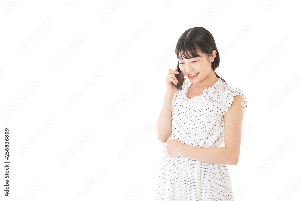 スマートフォンを使う若い女性