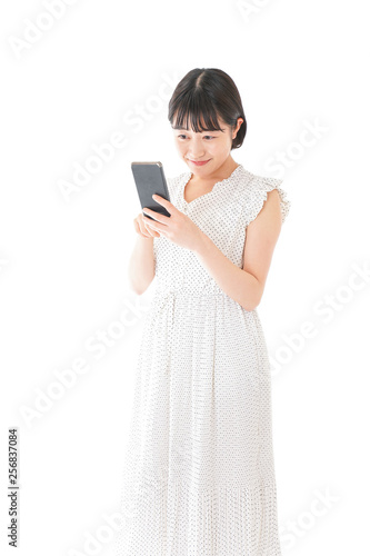 スマートフォンを使う若い女性