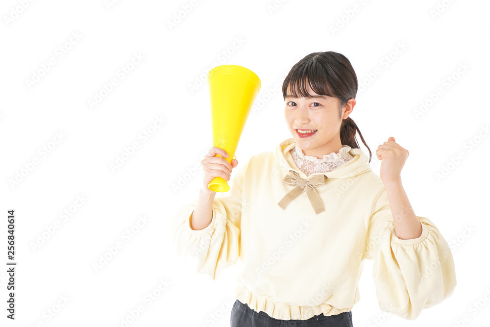 応援をする若い女性