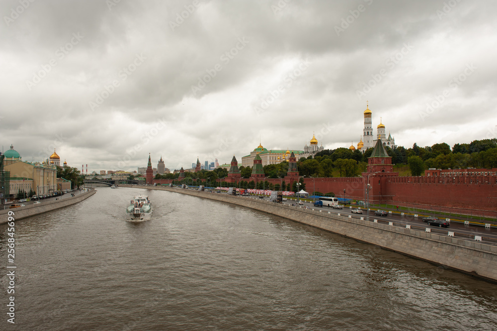 Fototapeta premium kremlin and river in moscow
