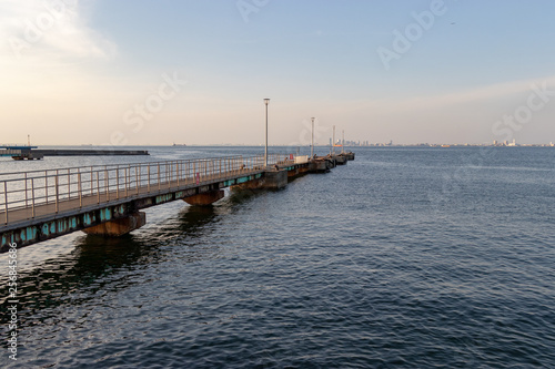 桟橋と春の午後の海　千葉県市原市五井海岸 © 政昭 大橋