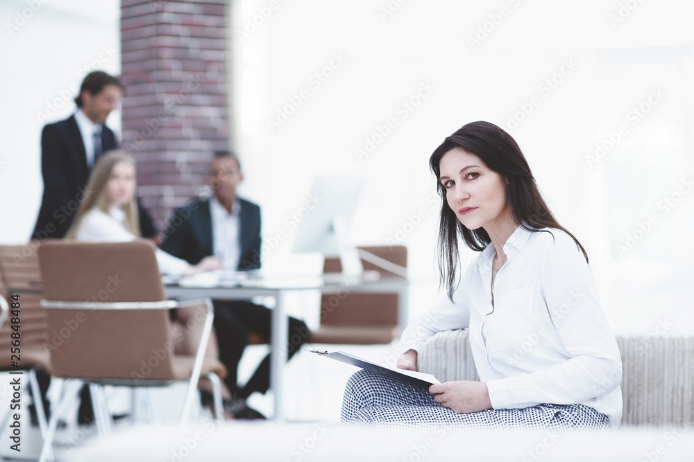 Obraz premium Executive business woman with documents on the background of the office