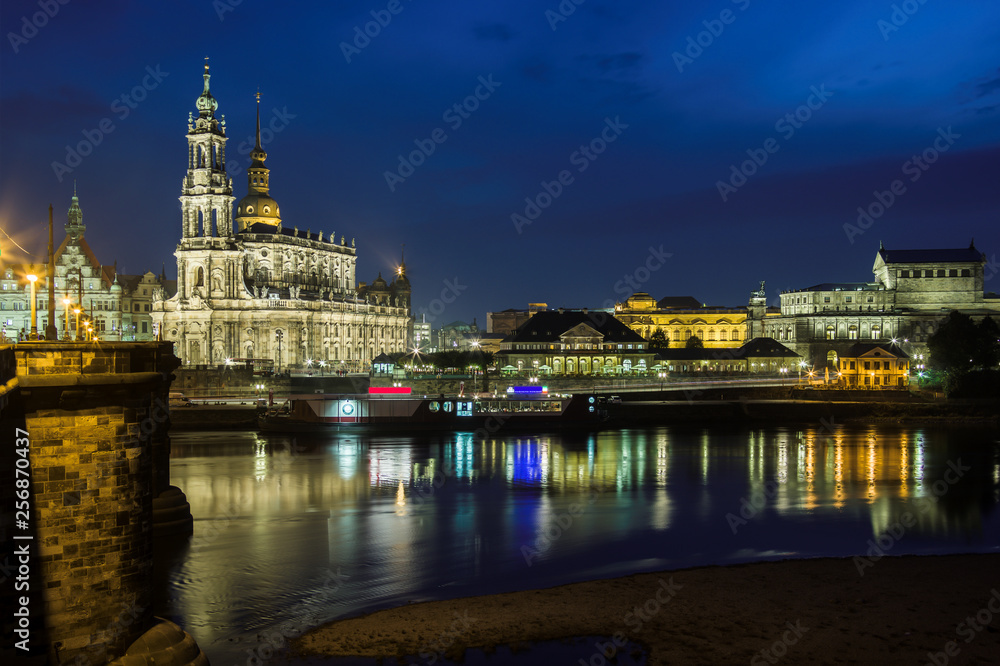 Naklejka premium Terrassenufer und Augustusbrücke Dresden am Abend entzerrt