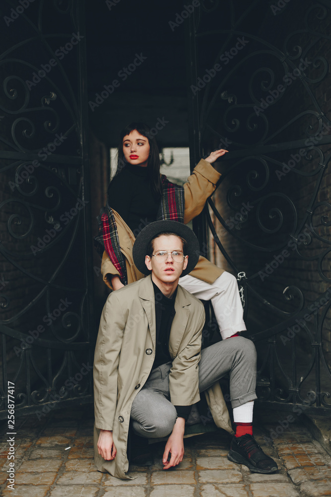 Obraz premium A trendy couple in a gloomy city