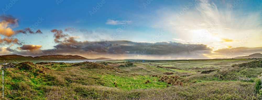 Obraz premium Beautiful panoramic landscape with sunset