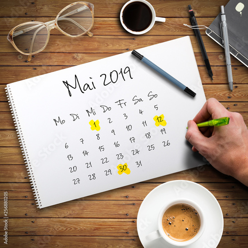 Kalender mit Mai 2019 und markierten Feiertagen