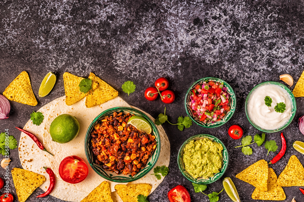 Fototapeta Koncepcja meksykańskiego jedzenia: tortille, nachos z guacamole, salsa.