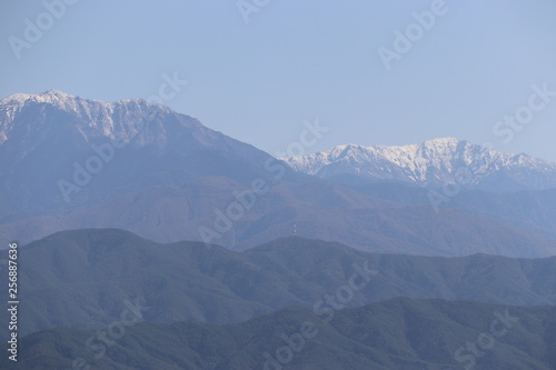 遠くに見える山