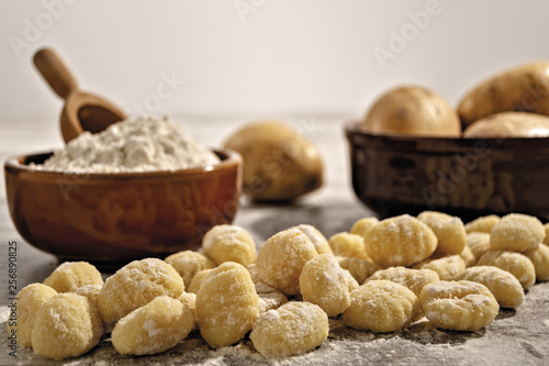 Obraz na plátně gnocchi di patate su tavolo rustico con farina e patate fronte