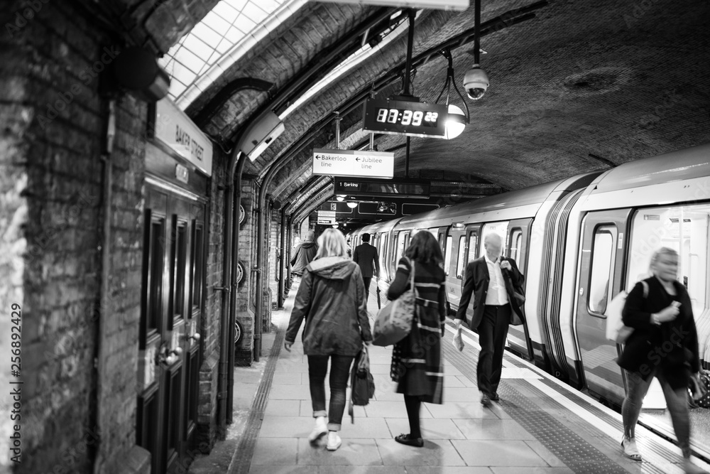 Fototapeta premium Metro z Crowd B&W