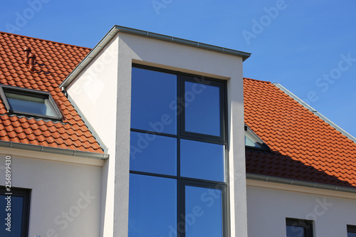 Große Fensterfront an modernem Gebäude