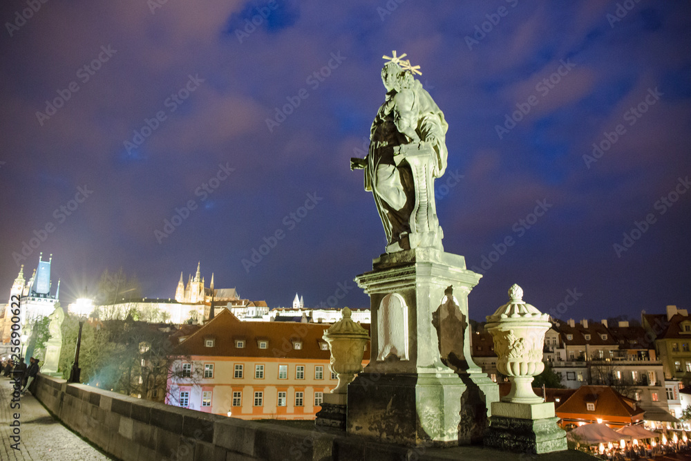 Obraz premium statue of st stephen in budapest hungary