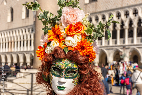 Fototapeta Naklejka Na Ścianę i Meble -  Italy, Venice, carnival, 2019, masked people roam the city, posing for photographers and tourists, with beautiful clothes.