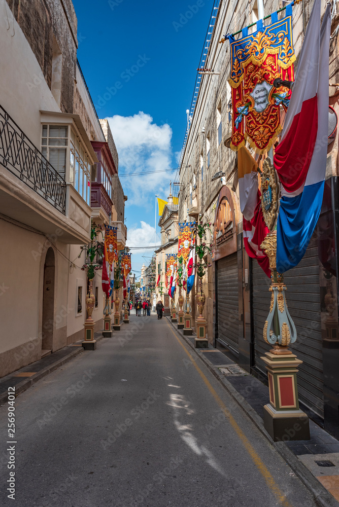 Vicolo caratteristico con ornamenti Pasquali nella città di Rabat, isola di Malta Vicolo caratteristico con ornamenti Pasquali nella città di Rabat, isola di Malta