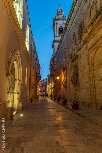 Un vicolo caratteristico dell'antica città fortificata di Mdina al calar della sera, isola di Malta