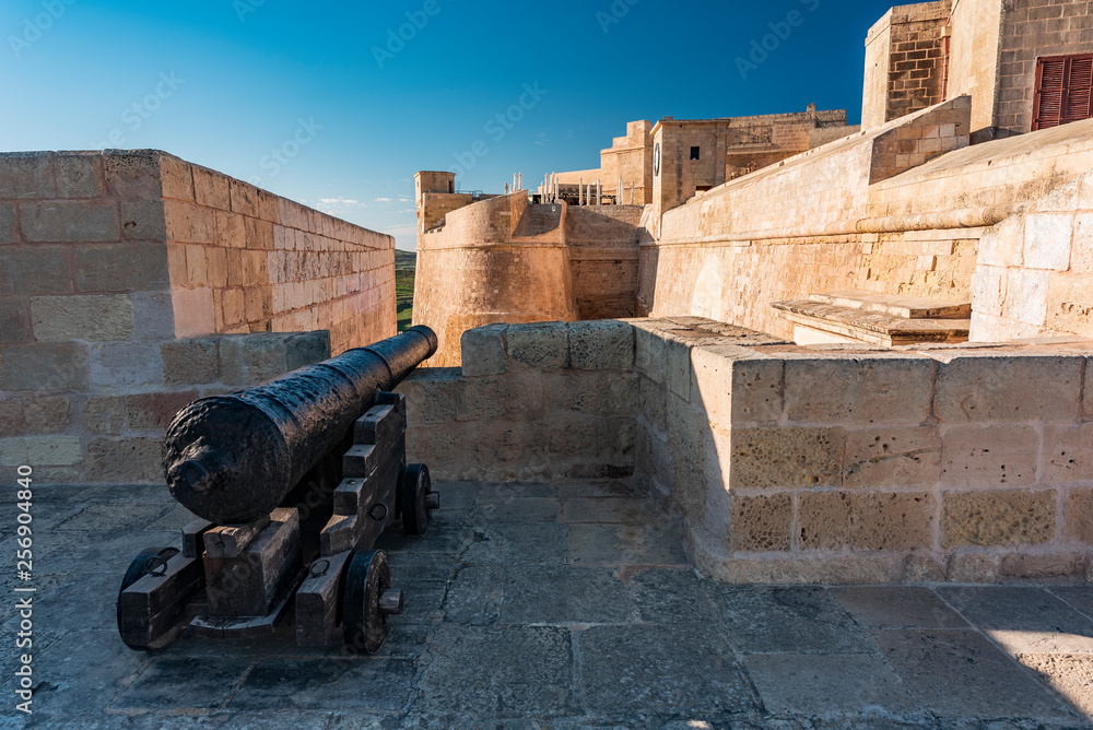 Antico cannone nella Cittadella fortificata di Victoria, isola di Gozo MT	