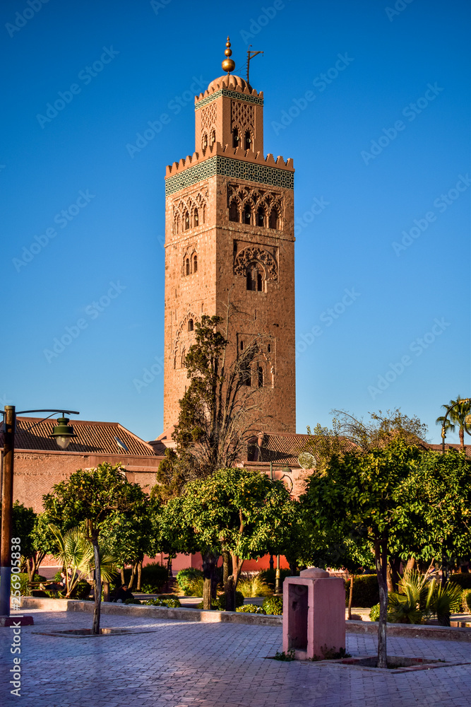 Obraz premium Panoramiczny widok na meczet Kutubijja, Marrakesz, Maroko