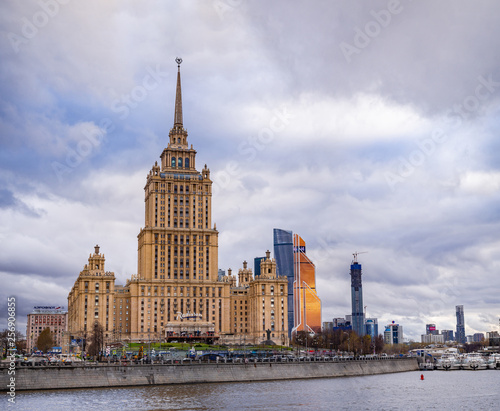 Fototapeta Naklejka Na Ścianę i Meble -  view of the Hotel Ukraine in Moscow