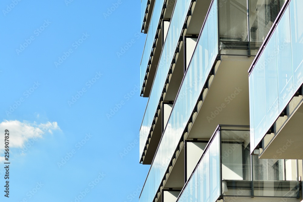 Obraz premium Contemporary residential building exterior in the daylight