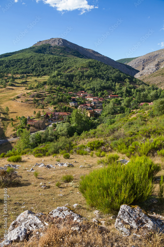 Fototapeta premium Paisaje con pueblo rural en la falda o ladera de la montaña. Piedrasecha. Provincia de Leon, España 