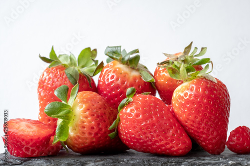 Fototapeta Naklejka Na Ścianę i Meble -  fresh strawberries on white background
