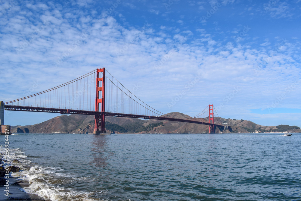 Fototapeta premium Golden Gate Bridge Panorama Seen From Beach on a Sunny Day