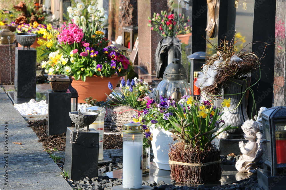 Am Friedhof, wunderschön geschmückte Gräber im Frühling