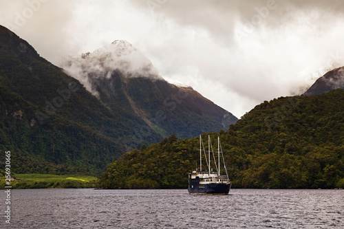 Εκτύπωση καμβά Ship anchored in doubtful sound, new zealand