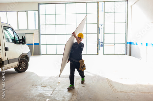 Foto Worker builds a plasterboard wall.