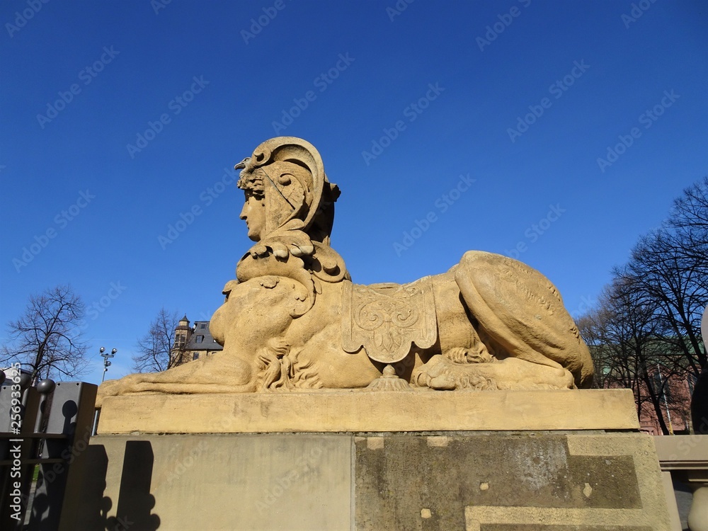 Obraz premium Sphinx von der Seite in Mannheim an einem sonnigen Tag mit blauem Himmel