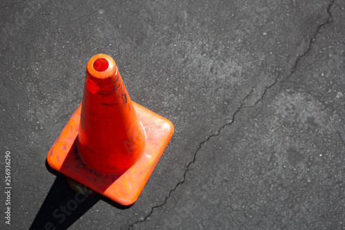 Foto An orange cone on the side of the image, on the pavement