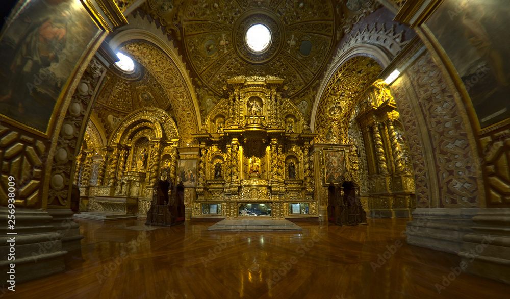 Fototapeta premium Kościół Towarzystwa Jezusowego (Compañía de Jesús) to kościół jezuicki w stylu barokowym, bogato zdobiony złotymi liśćmi, złoconym tynkiem i rzeźbami w drewnie, Quito, Ekwador.
