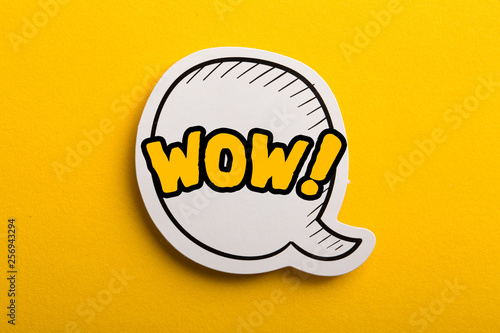 Foto WOW Speech Bubble Isolated On Yellow Background