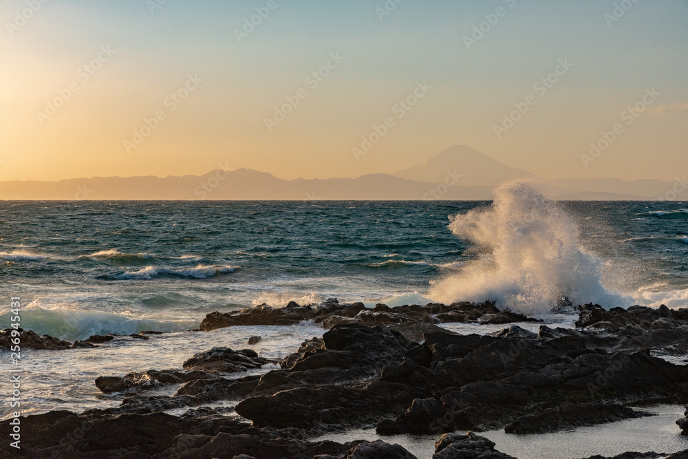 Fototapeta premium Breaking wave in late afternooon