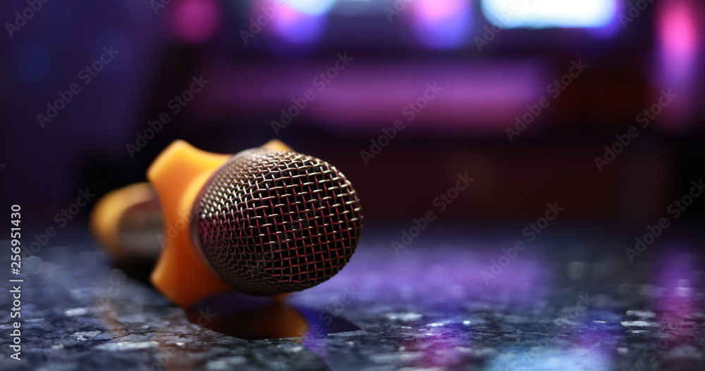 Obraz premium Karaoke microphone in room