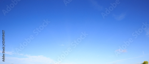 Fotografía Blue Sky sunny day light whispy cloud replacement