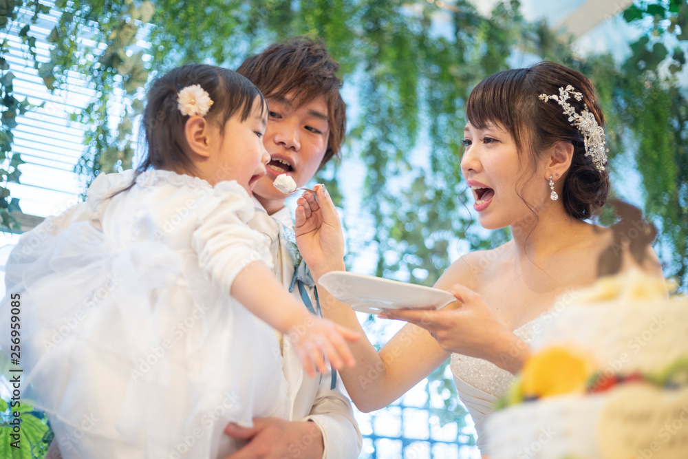 結婚式 ウェディングケーキを食べる新郎新婦と娘 Stock Photo Adobe Stock 結婚式 ウェディングケーキを食べる新郎新婦と娘 Stock Photo Adobe Stock