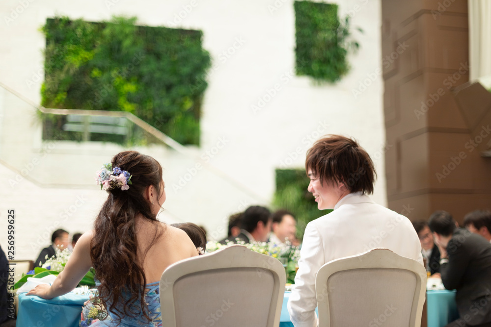 結婚式 高砂席に座る新郎新婦の後ろ姿 Stock Photo Adobe Stock 結婚式 高砂席に座る新郎新婦の後ろ姿 Stock Photo Adobe Stock