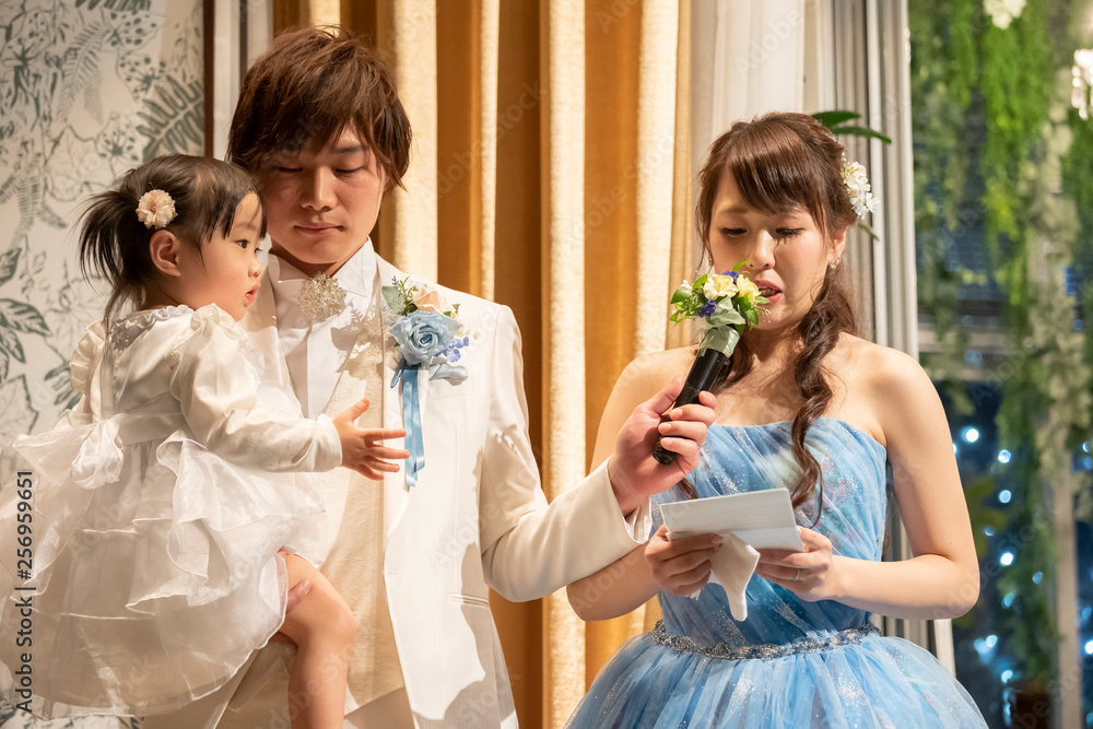 結婚式 挨拶をする新郎新婦と娘 Stock Photo Adobe Stock