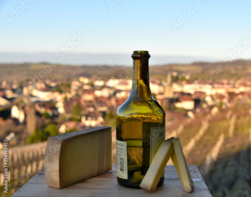 Vin jaune et comté photo
