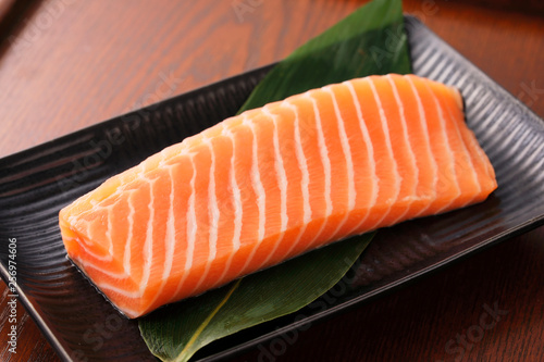 Sashimi z surowego łososia
