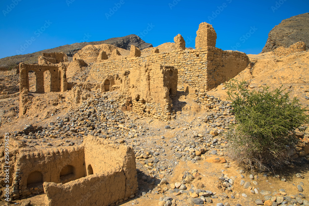 Ruinen und Einstieg ins Wadi Tanuf 