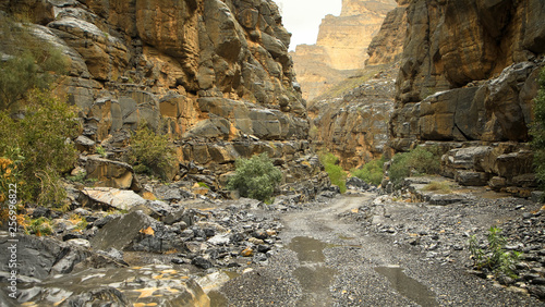 Wanderweg durch das Wadi Ghul, Oman  photo